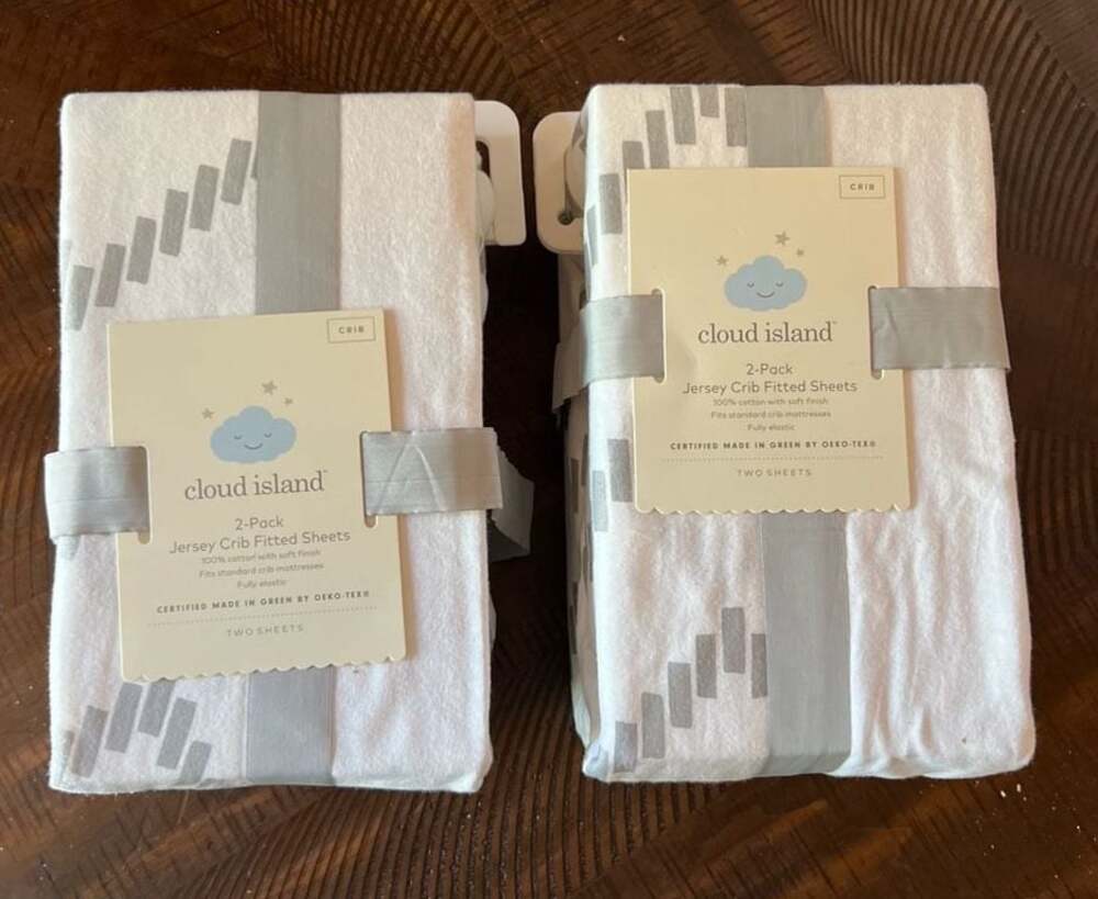 2 Cloud Island 2-Pack Jersey Crib Fitted Sheets - Grey Chevron and Solid White